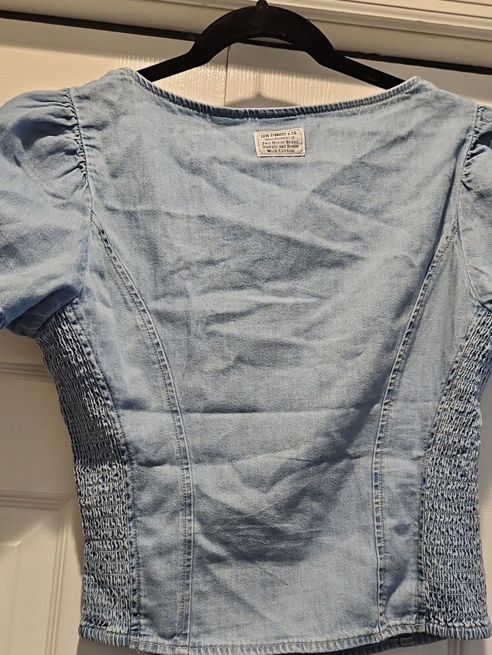 New With Tag-Levis Top Womens  Blue Denim Cropped Smocked Jean Shirt - Picture 4 of 4
